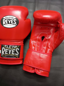 Boxing Forge red Mexican-style training boxing gloves, product view 2