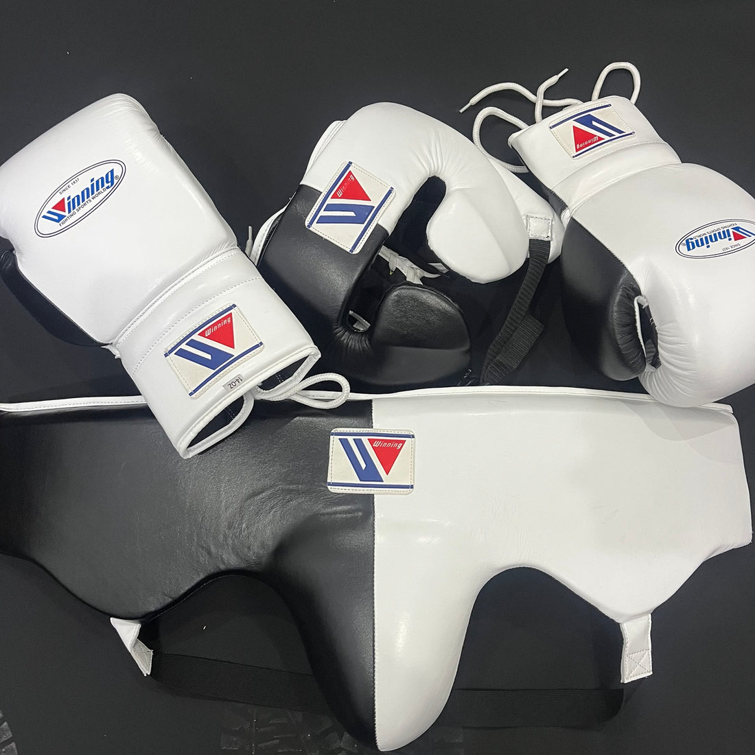 Black and white Winning boxing set product view
